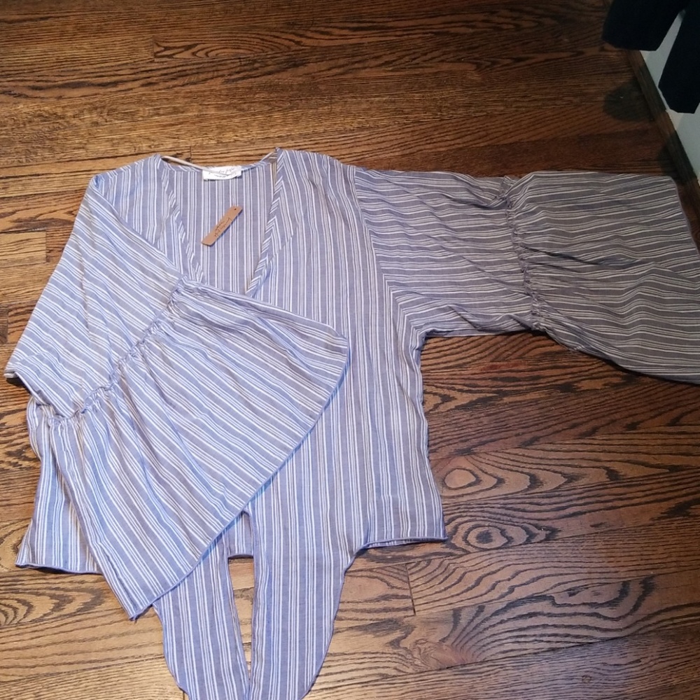 BNWOT Light Loose Top w tie at waist - Picture 4 of 4